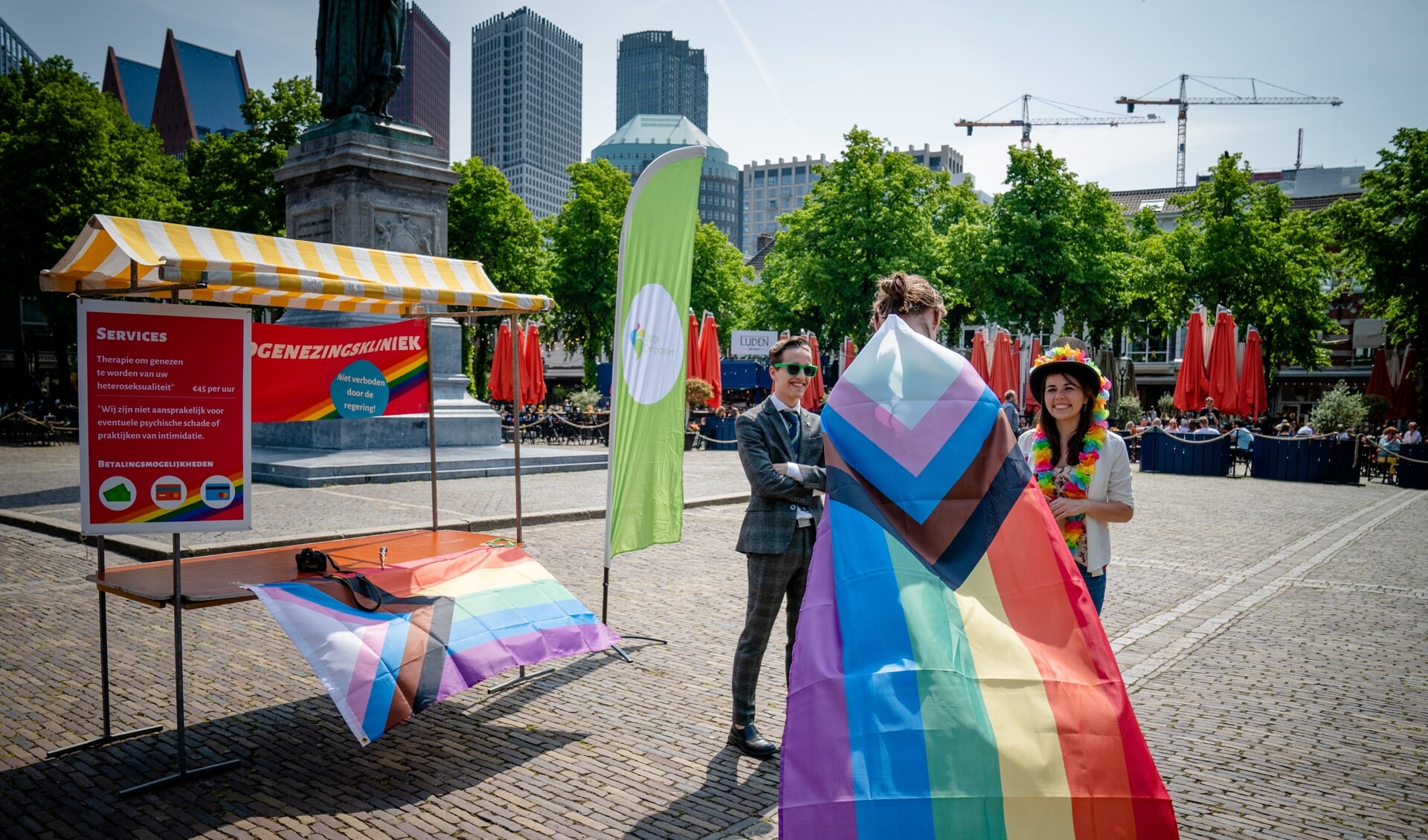 Protest tegen homogenezingstherapie op het Plein bij het Binnenhof in Den Haag.