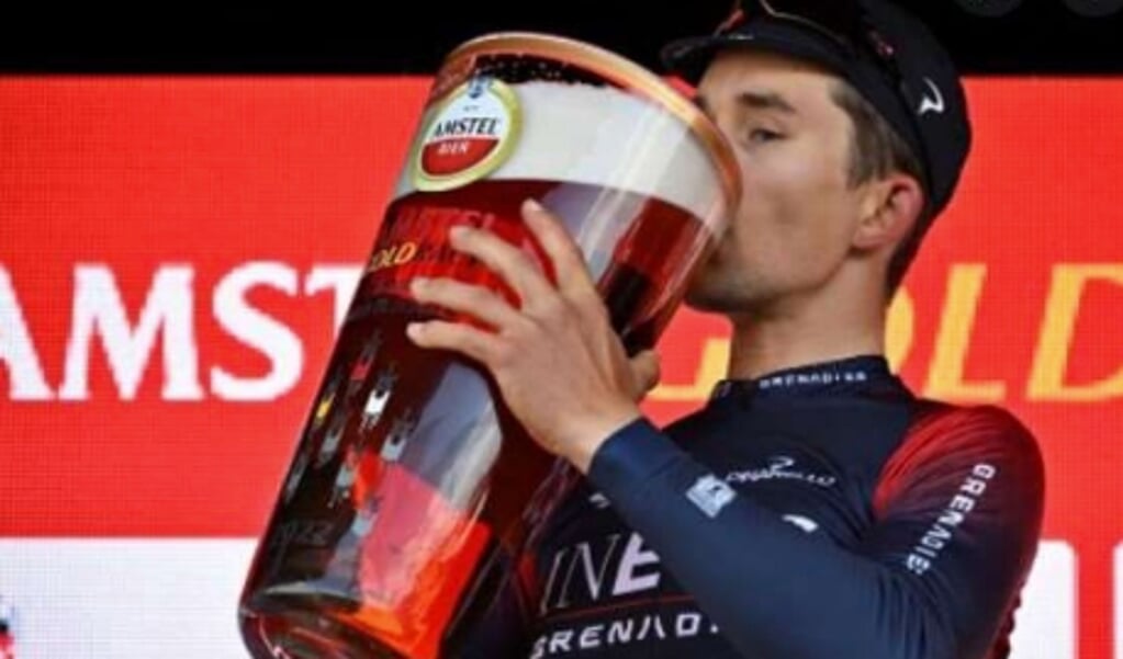 Een screenshot van het te grote bierglas dat bierbrouwer Heineken aanbood aan de winnaars van de Amstel Gold Race. (beeld STAP)
