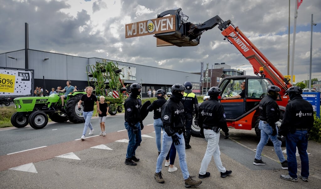 Boeren heffen een blokkade op, na verzoek van de politie, bij een distributiecentrum van supermarktketen Boni na het invoeren van een noodverordening. De boeren protesteerden met tractors tegen het stikstofbeleid van het kabinet.  (beeld anp / Robin van Lonkhuijsen)