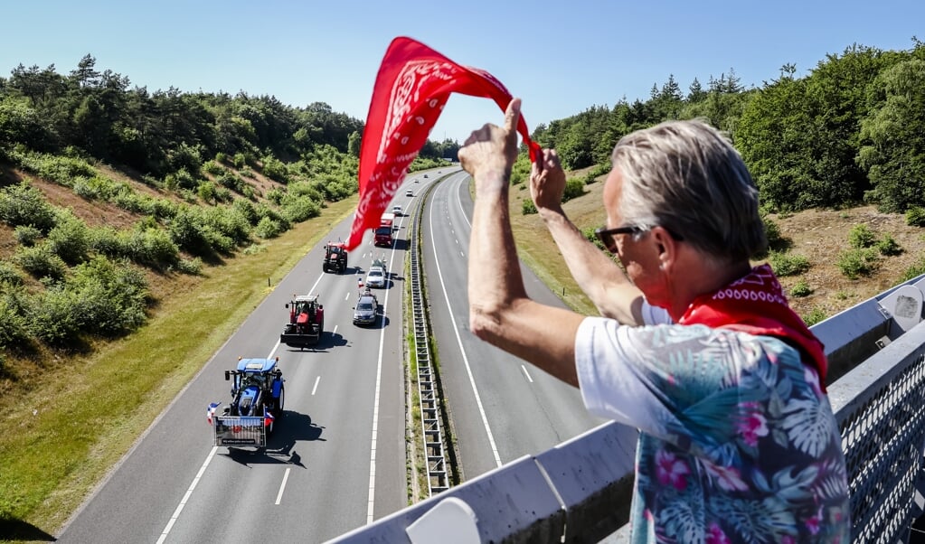 Protesterende boeren op de snelweg A1 krijgen steun vanaf een viaduct.   (beeld anp / Vincent Jannink)