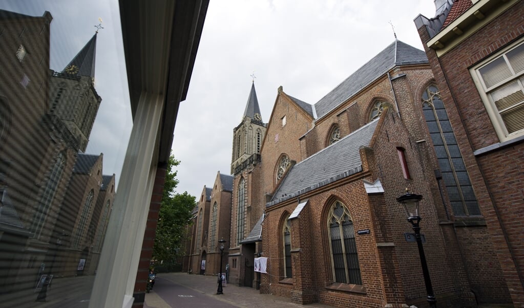 De zonnepanelen die op de daken van Jacobikerk in Utrecht komen te liggen, zijn straks vanaf de straatzijde niet te zien.  (beeld anp / Frank van Beek)