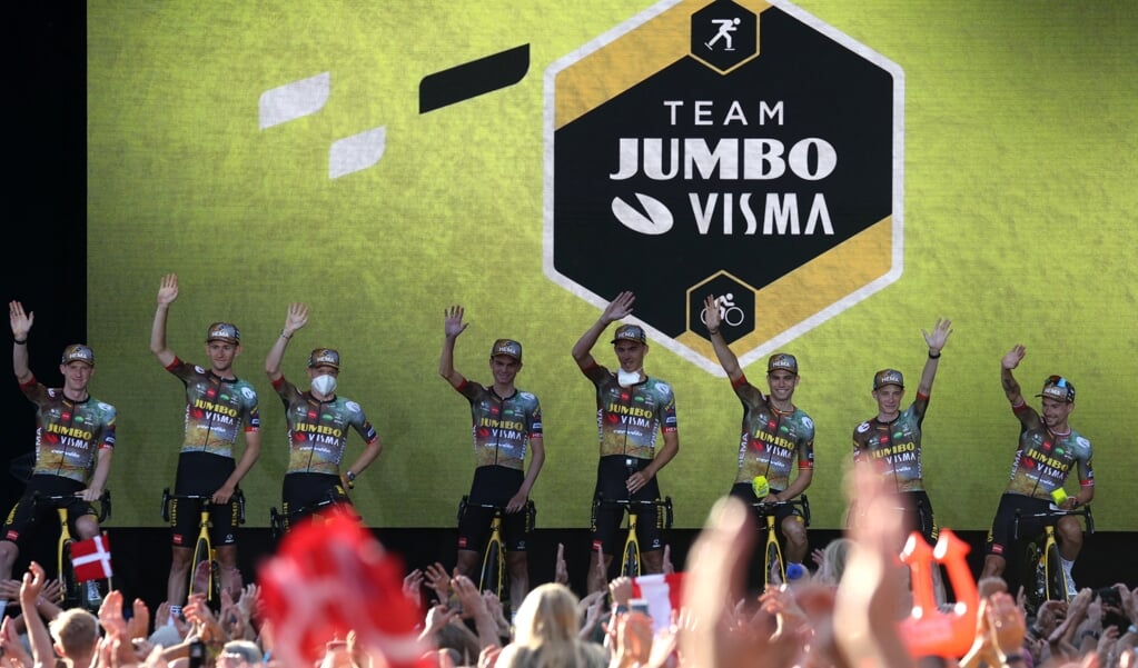 De renners van team Jumbo-Visma worden gepresenteerd tijdens de ploegenpresentatie voor de Tour de France.  (beeld Thomas Samson / afp)