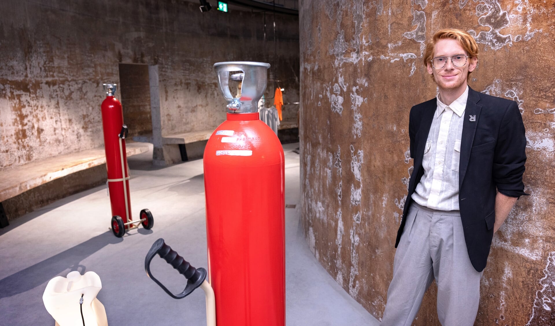 Directeur van kunstcentrum Radius Niekolaas Johannes Lekkerkerk bij een opstelling waarbij van Zwitsers smeltwater waterstof gemaakt wordt.