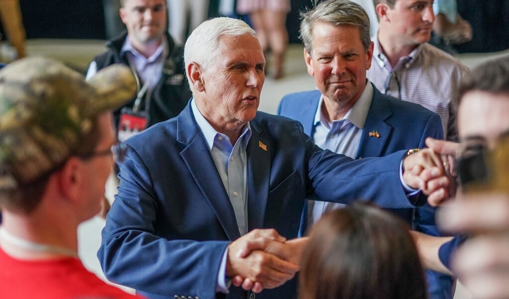 Mike Pence en Brian Kemp tijdens de verkiezingen in Georgia, waarin Kemp Trumps kandidaat favoriet verpletterend versloeg. (beeld afp / Elijah Nouvelage)