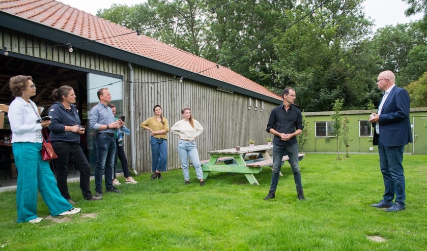 Akkerbouwer Joost van Strien (midden) geeft uitleg over zijn bedrijf.