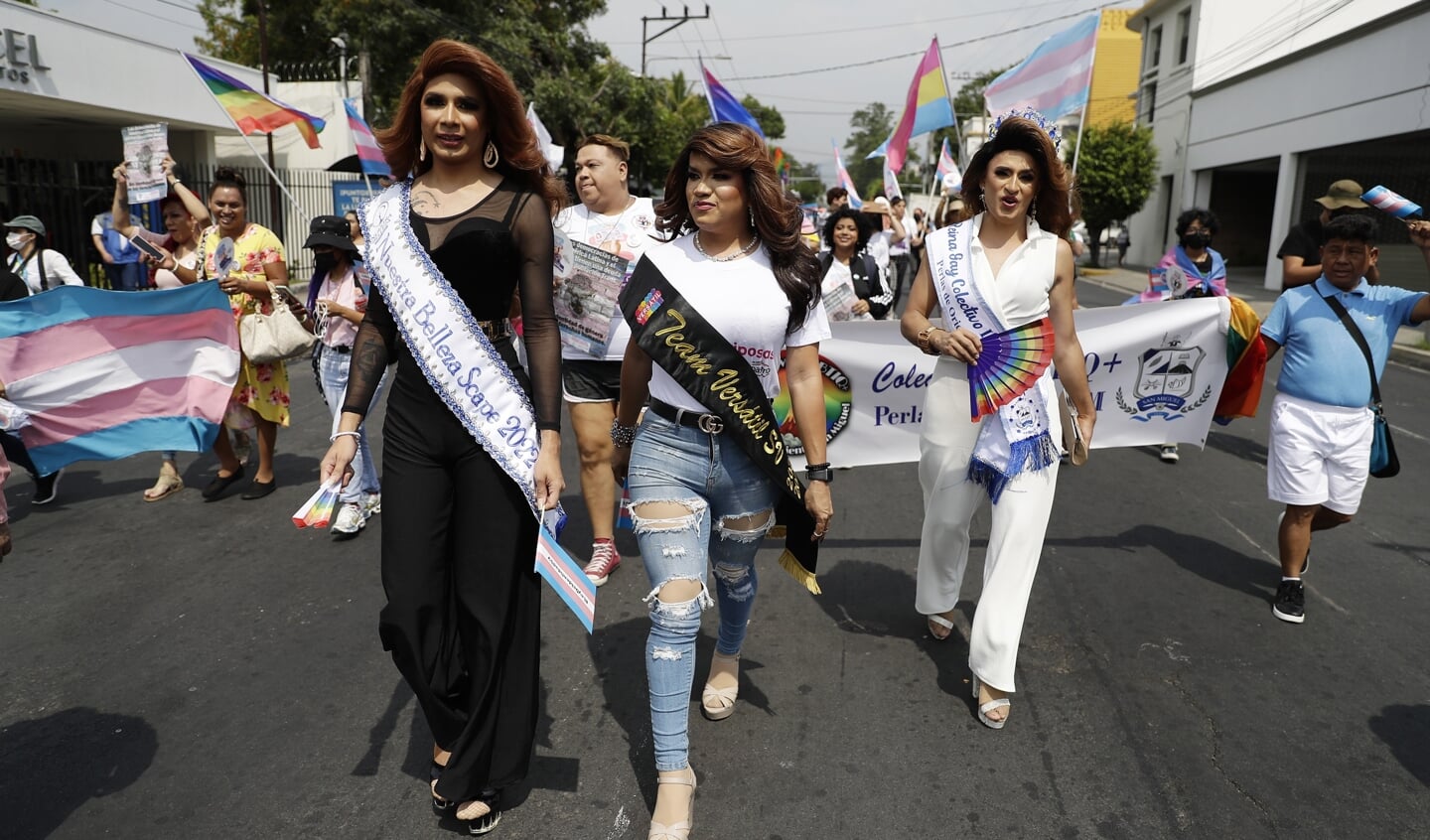 Tijdens een demonstratie in San Salvador roepen leden van transgender- en lhbti-groepen op hun mensenrechten te waarborgen. 