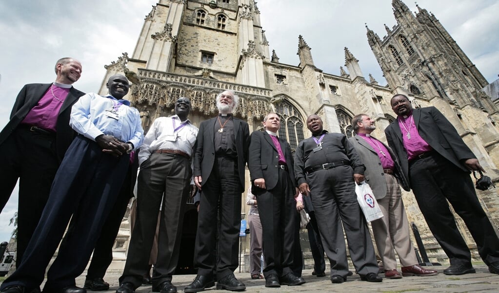 Voormalig aartsbisschop van Canterbury Rowan Williams (vierde van links) poseert in 2008 samen met andere deelnemers aan de Lambeth-conferentie voor de kathedraal van Canterbury.   (beeld afp / Shaun Curry)