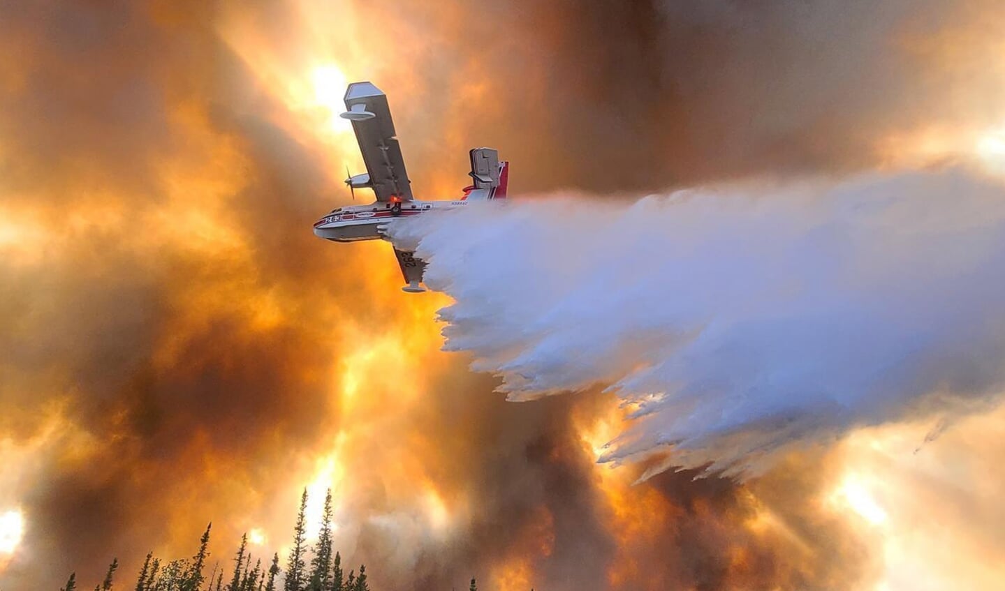 Door blikseminslag staat een deel van Alaska in brand.