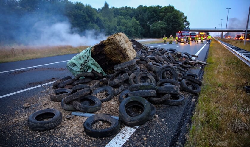 Boeren staken deze week tijdens een protestactie langs de A50 mest en hooibalen in brand.