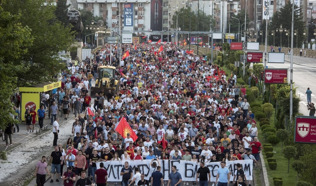 Duizenden Noord-Macedoniërs protesteerden in de hoofdstad Skopje omdat zij vrezen dat de concessies die het land bij toetreding tot de EU moet doen de cultuur van het land te veel verzwakken.  (beeld afp / Robert Atanasovski)