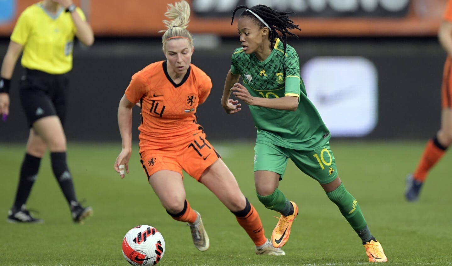 Jackie Groenen van Nederland en Linda Motlhalo van Zuid-Afrika tijdens de vriendschappelijke wedstrijd voor vrouwen tussen Nederland en Zuid-Afrika in het Cars Jeans Stadion op 12 april 2022.