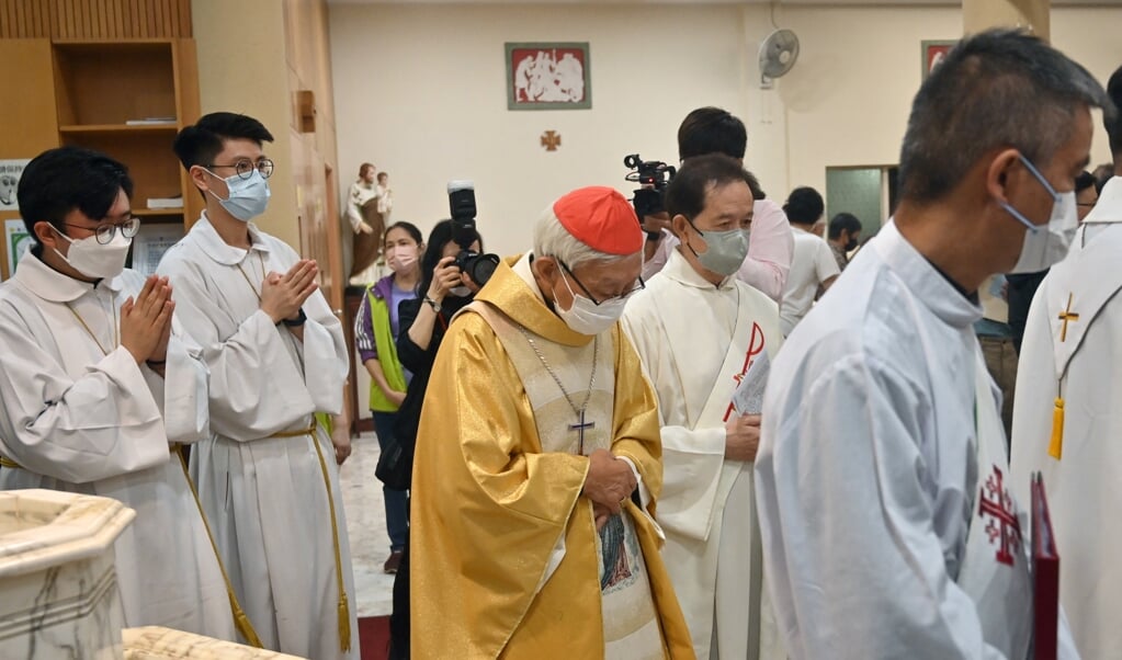 De 90-jarige kardinaal Joseph Zen tijdens een viering vorige maand in de Heilige Kruiskerk in Hongkong. Hoge katholieke geestelijken waarschuwen dat de godsdienstvrijheid voor christenen in de stad steeds kleiner wordt.  (beeld afp / Peter Parks)