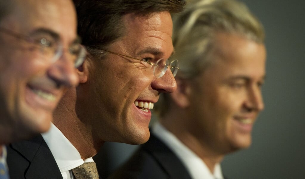 Het debuut was vrolijk: de jonge premier Rutte geflankeerd door Maxime Verhagen en Geert Wilders.  (beeld anp / Valerie Kuypers)