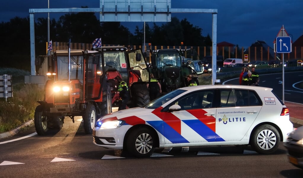 De politie heeft dinsdag gericht geschoten bij een boerenprotest bij Heerenveen.  (beeld anp / Anton Kappers)