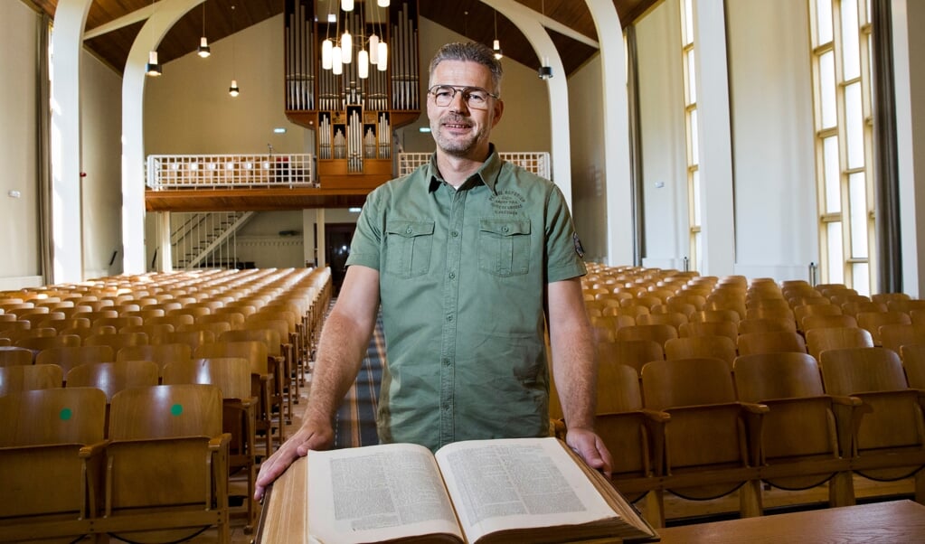 Hbo-theoloog Peter Huijser: 'Het zou voor sommige gemeenteleden kunnen voelen alsof ik iets doe wat ik eigenlijk niet mag doen.'  (beeld Arie Kievit)