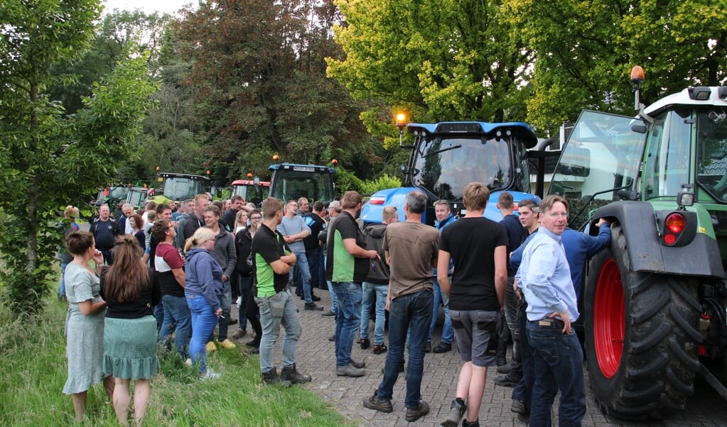 Een groep boeren bij het huis van minister Christianne van der Wal (Natuur en Stikstof). (beeld anp / Ginopress)
