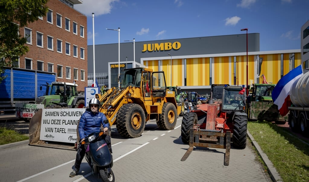 Boeren blokkeren de toegangswegen naar het distributiecentrum van Jumbo in Nieuwegein. (beeld anp / Robin van Lonkhuijsen)