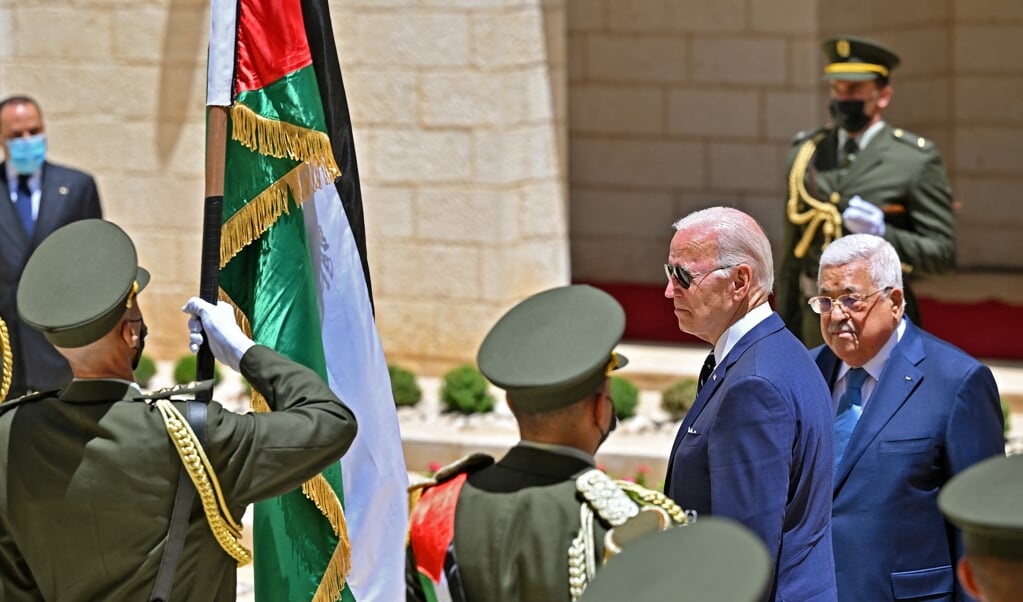 De Amerikaanse president en Biden en de Abbas bij de ontvangst in Bethlehem. (beeld afp / Mandel Ngan)