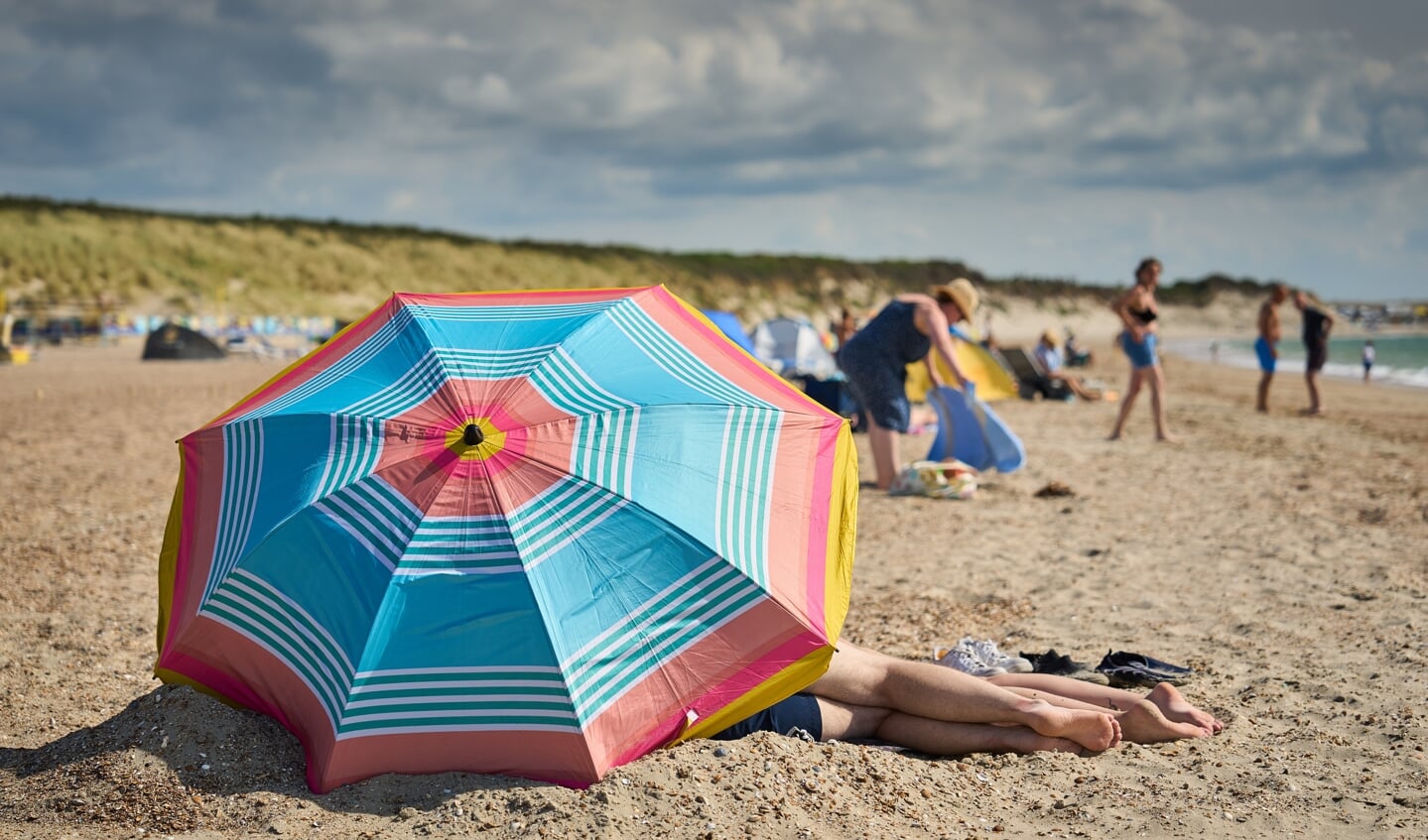 2022-07-27 16:37:13 OUDDORP - Strandgangers op het strand. Het strand van Goeree-Overflakkee is verkozen tot het schoonste strand van Nederland. ANP PHIL NIJHUIS