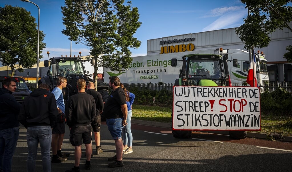 Maandag blokkeerden boeren distributiecentra. Hoogleraar Kees van den Bos: 'De boerenprotesten komen voort uit een diep gevoelde onrechtvaardigheid. Of we het met die gevoelens eens zijn of niet, dit drijft hun gedragingen.'  (beeld anp / Vincent Jannink)
