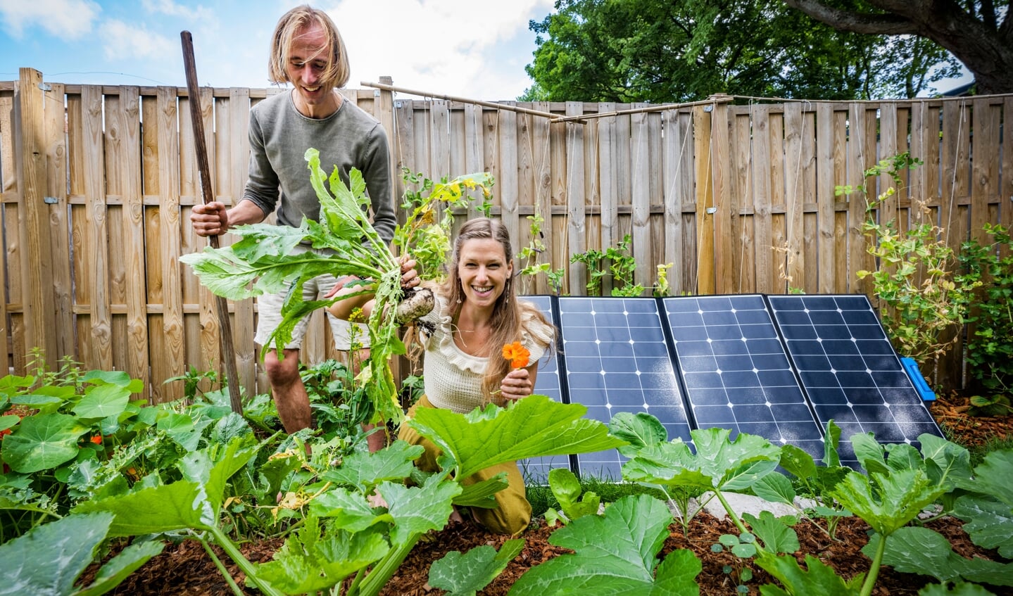Wouter Buijs en Sabine Land hebben een groentetuin en zonnepanelen in hun achtertuin.