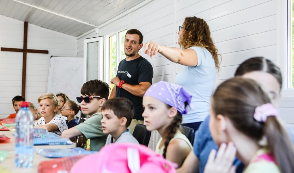 Juf Sorina en vertaler/voorganger Ivan, in de school voor Oekraïense vluchtelingen in Cluj.  (beeld Maarten Boersema)