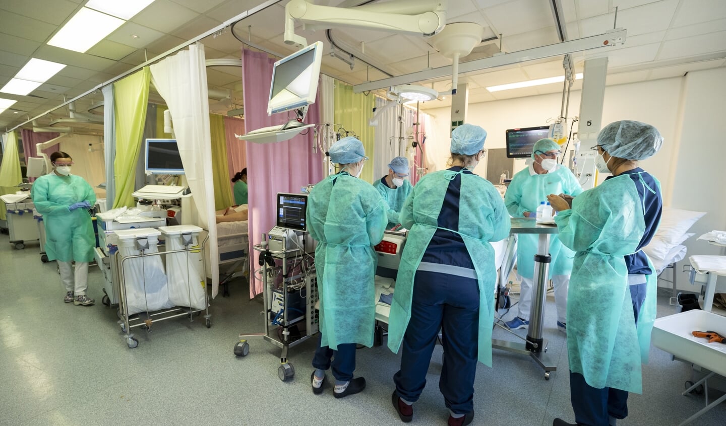 Verplegend personeel bij een coronapatient op de IC-afdeling van het Maastricht UMC.
