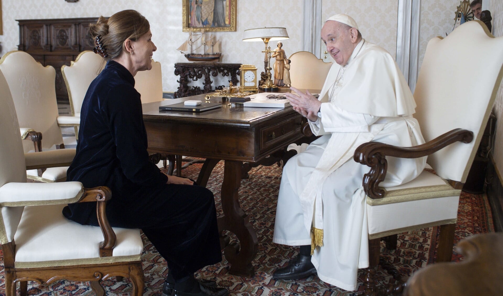 Paus Franciscus (rechts) samen met Barbara Jatta, de directeur van de Vaticaanse musea. 