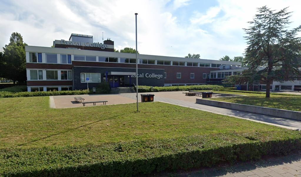 Het Pascal College in Zaandam, waar de christelijk-gereformeerde gemeente Menorah Zaanstad op zondag samenkomsten houdt. (beeld google streetview)