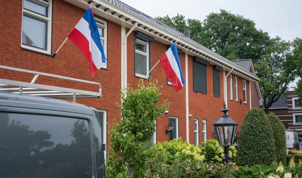 Omgekeerde vlaggen in Lunteren. In het Gelderse dorp uiten velen op deze manier hun steun aan de boeren.  (beeld Niek Stam)