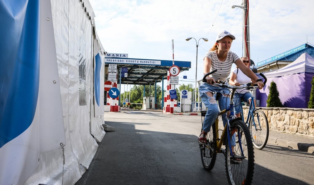Fietsers vanuit Oekraïne op weg naar Sigheti Marmetiei. Met de blue-dot op de witte tent. (beeld Maarten Boersema)