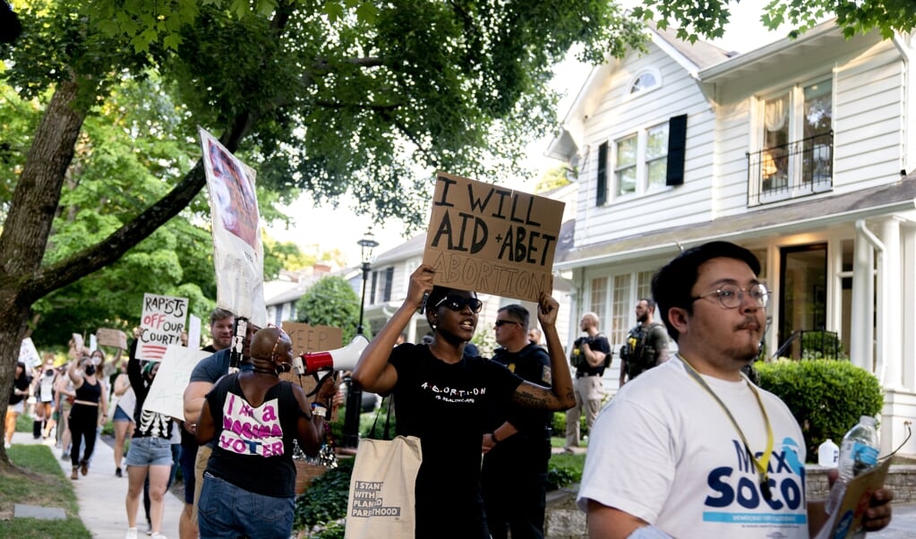 Voorstanders van abortus demonstreerden afgelopen woensdag bij het huis van de Amerikaanse rechter Brett Kavanaugh in Chevy Chase, Maryland. Kavanaugh is een van de rechters van het Amerikaanse Hooggerechtshof. (beeld afp / Stefani Reynolds)