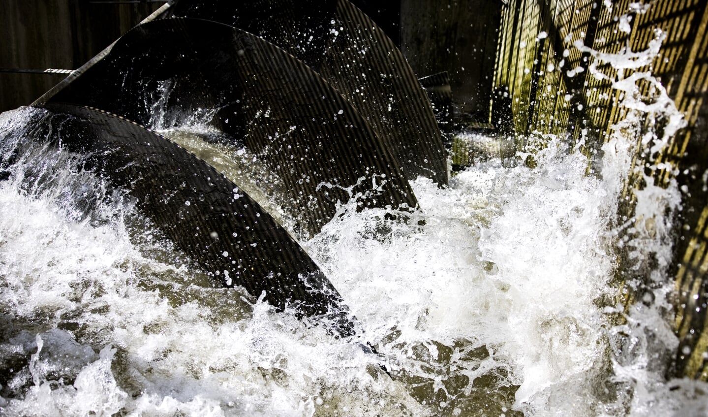 Het gemaal de Aanvoerder in de Leidsche Rijn is in werking gezet. Het is droog in Nederland en de zoetwateraanvoer is laag. Het gemaal de Aanvoerder pompt zoetwater uit het Amsterdam-Rijnkanaal naar het westen van Nederland.