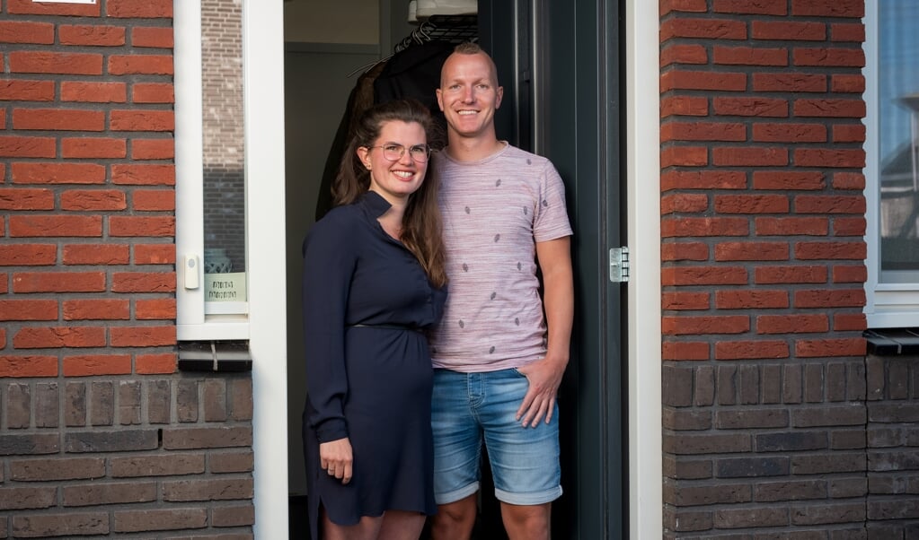 Evert-jan den Boon samen met zijn vrouw Yvonne in de deuropening van hun woning.  (beeld Joost Hoving)