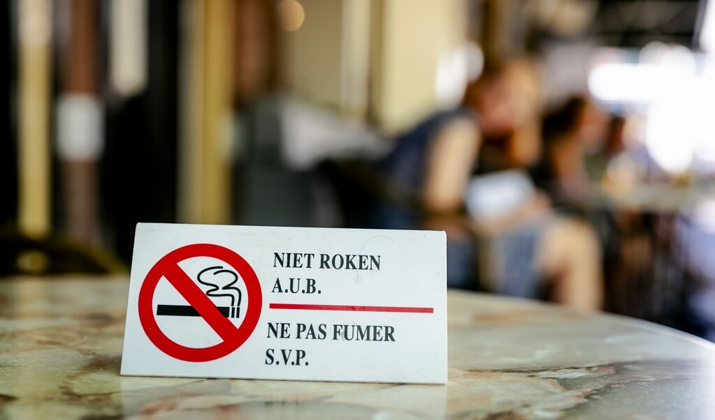 Een bordje verzoekt mensen niet te roken, op het gedeeltelijk rookvrije terras van cafe Kobus Kuch.   (beeld anp / Robin van Lonkhuijsen)