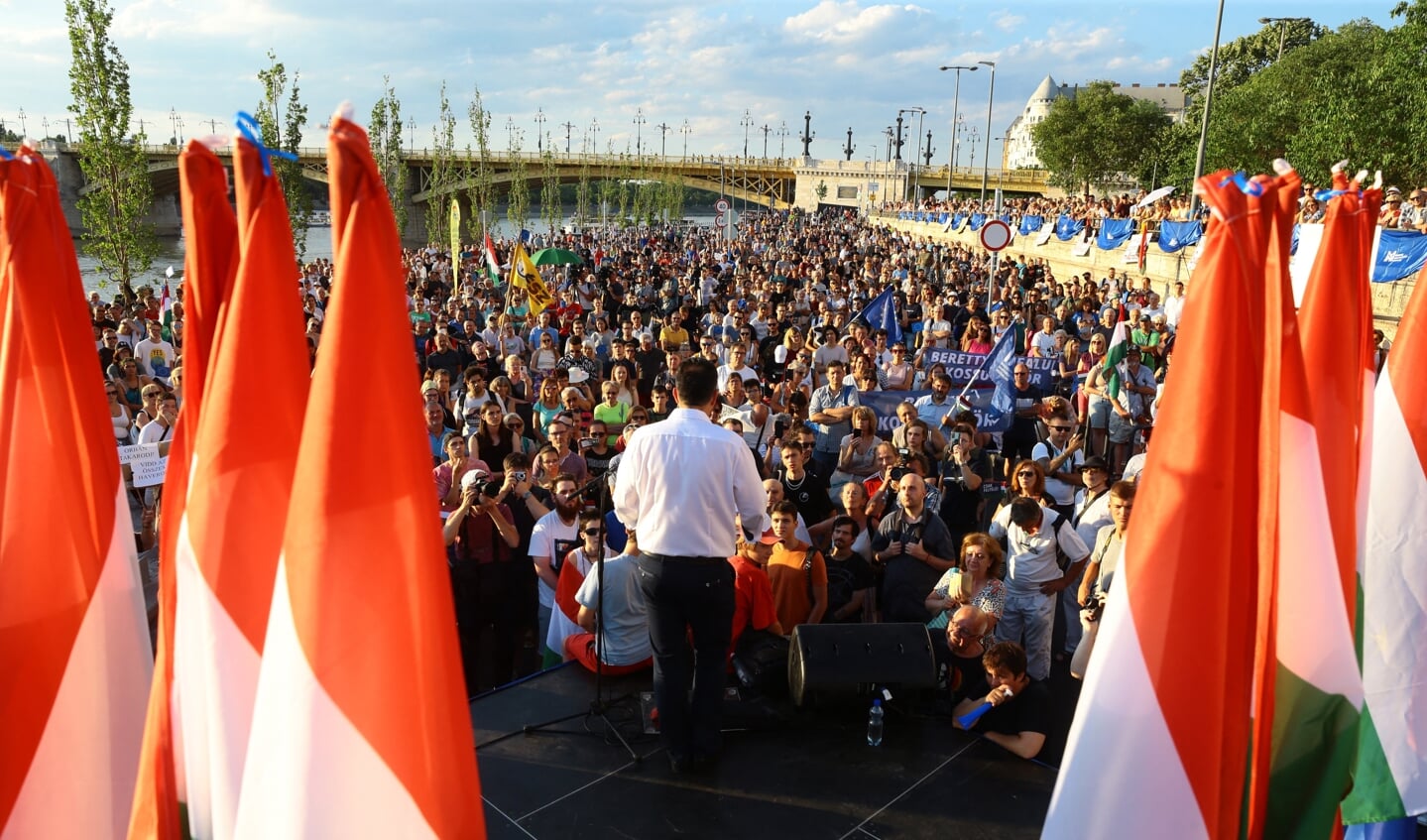 De belangrijkste politieke tegenstander van de Hongaarse premier Viktor Orbán, Péter Márki-Zay, spreekt in Boedapest een grote groep demonstranten toe die zich keren tegen de belastingverhogingen van de regering.
