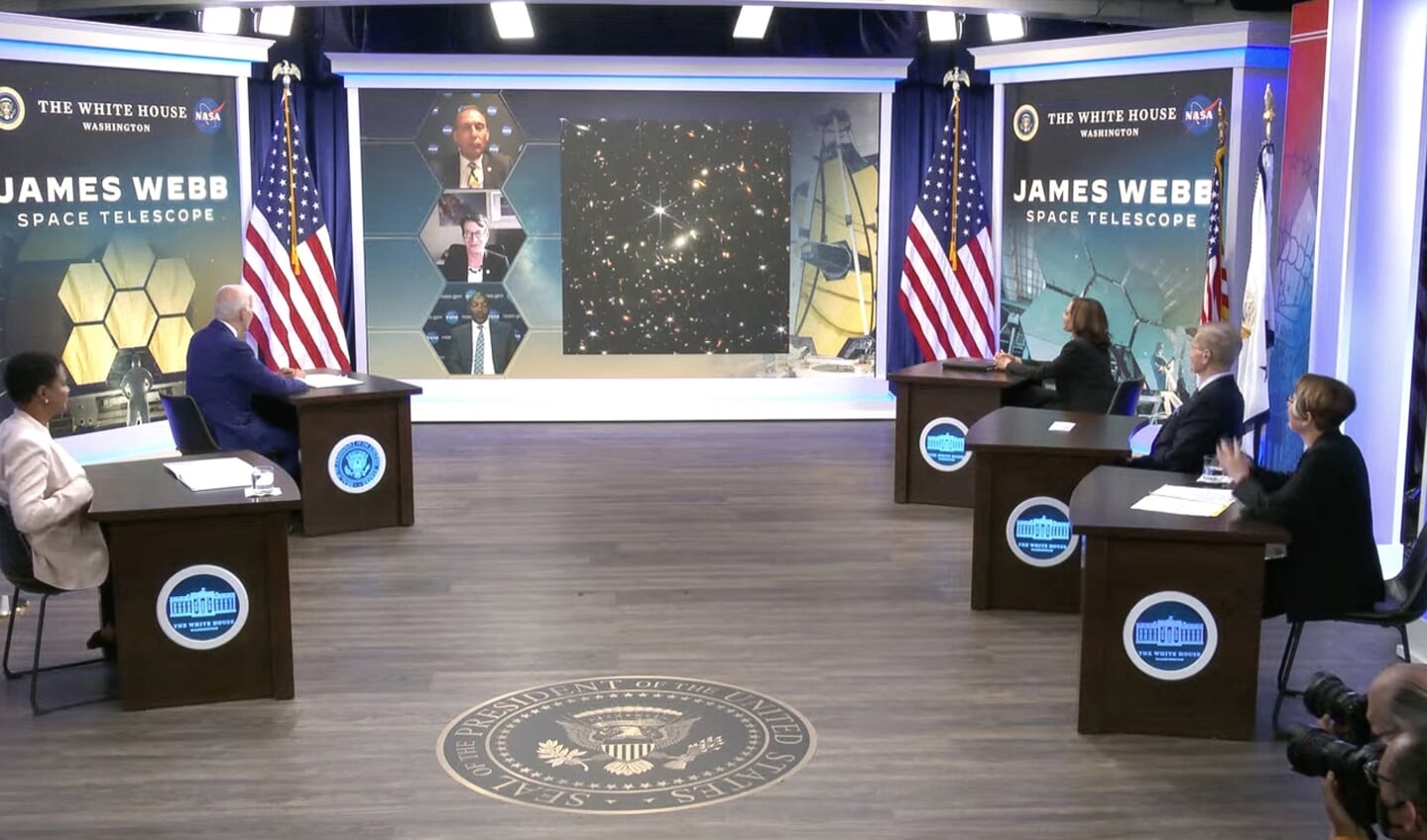 De Amerikaanse ruimtevaartorganisatie Nasa presenteert de eerste foto van de James Webb-telescoop.