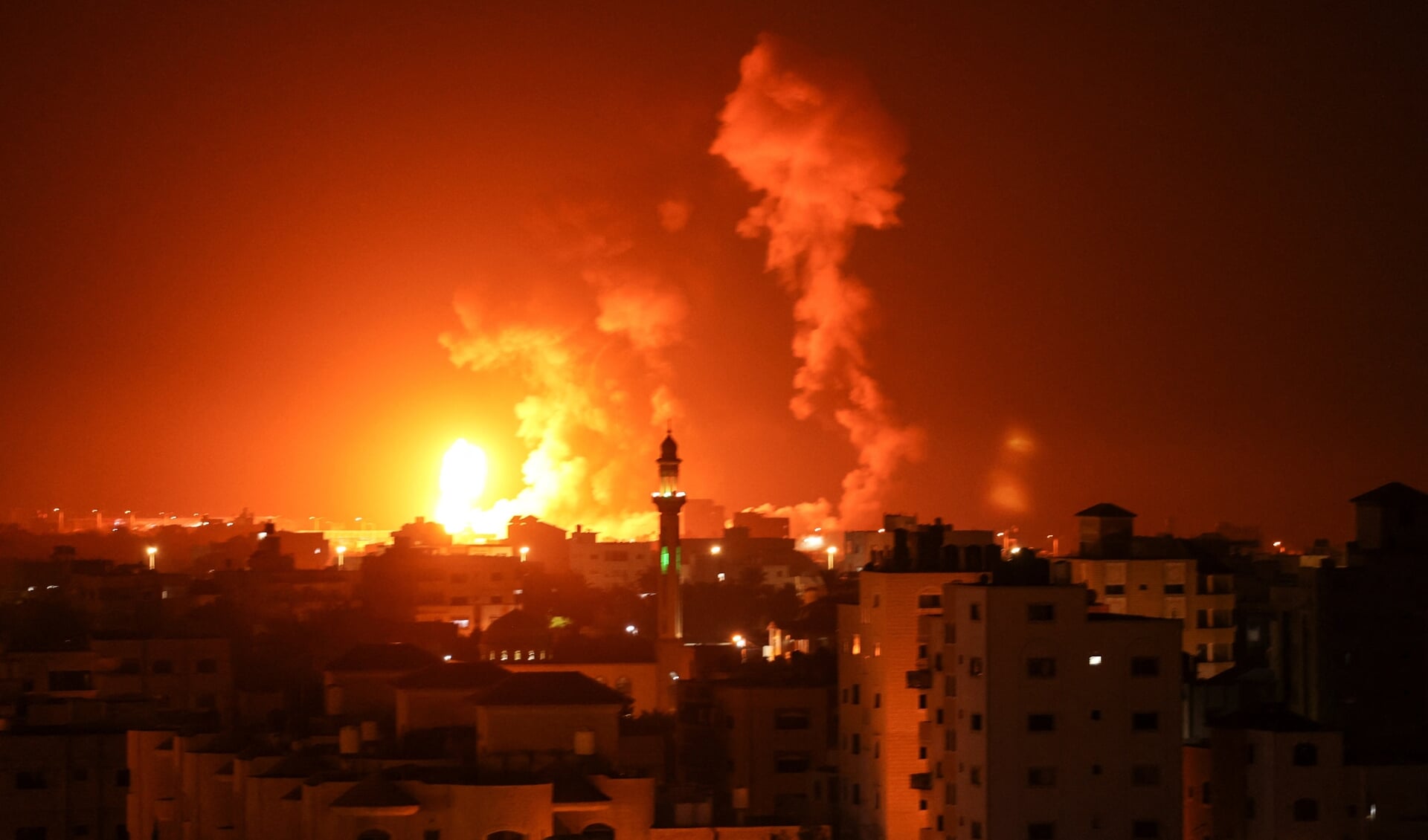 Vuur boven Gaza-stad na een luchtaanval door Israël eerder deze maand. 'Over de levensomstandigheden van de Palestijnen in de bezette gebieden en in Israël zelf zijn er de afgelopen tijd belastende rapporten verschenen.