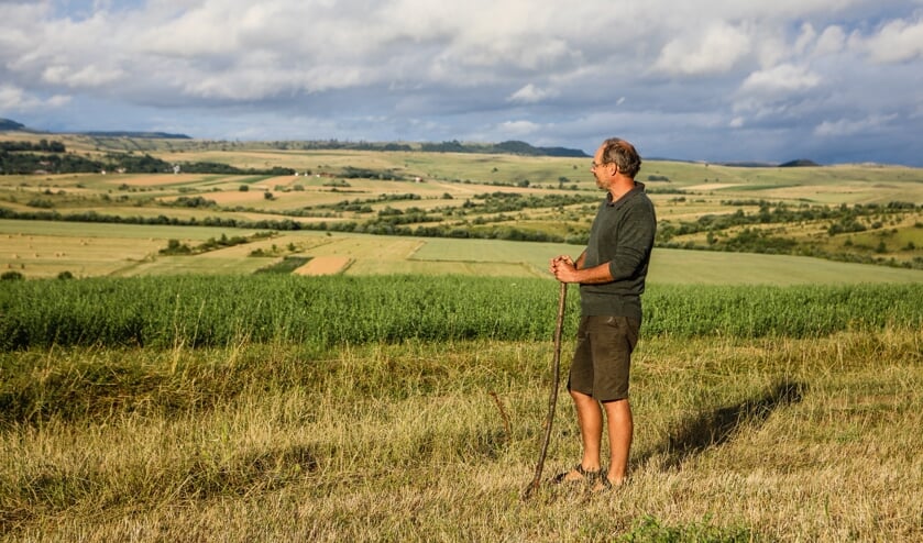 Lars Veraart kijkt uit over landschap nabij Alunisu.
