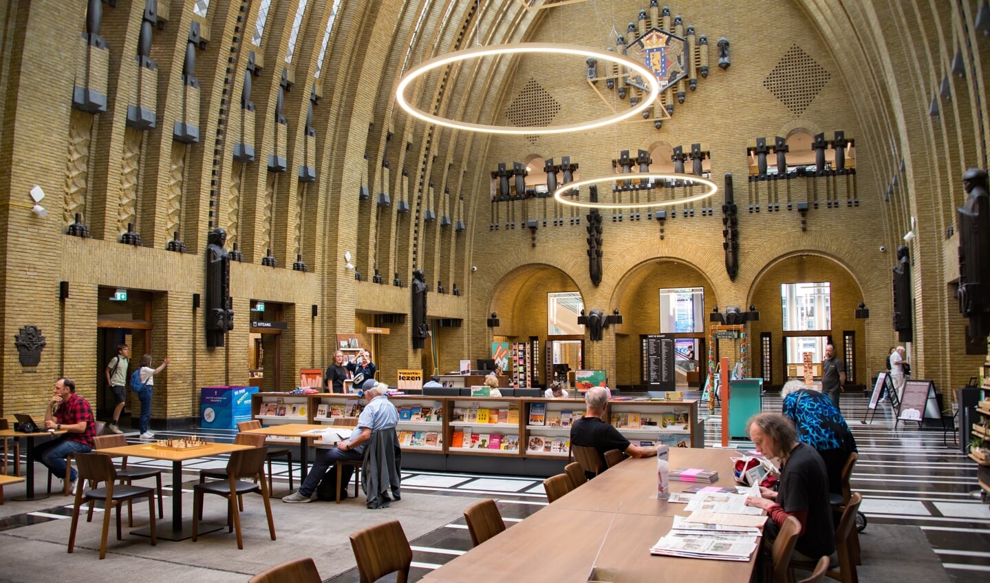 De grote hal van de bibliotheek in Utrecht. 