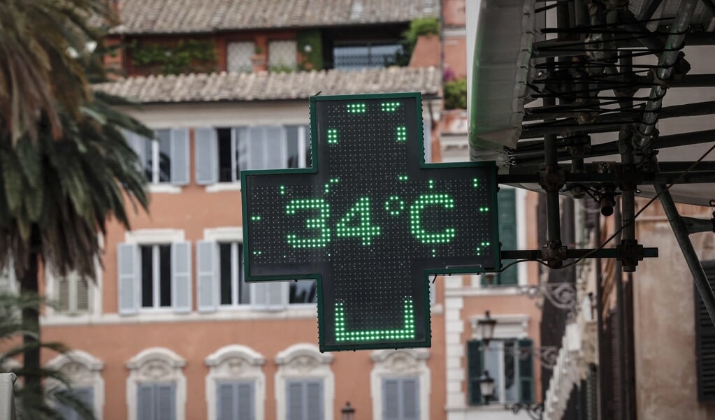 Een apotheek in Rome toont de temperatuur.   (beeld Epa/giuseppe Lami)