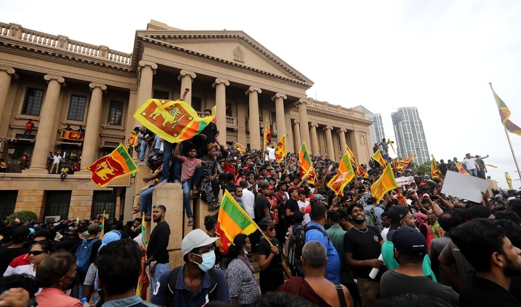 Duizenden demonstranten bestormden zaterdag de residentie van de president in Colombo. (beeld epa / Chamila Karunarathne)
