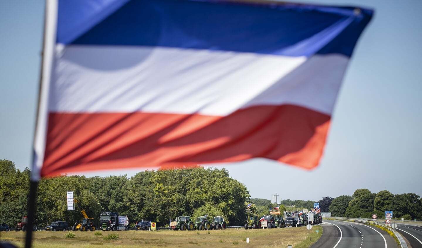 Ook bij het boerenprotest in Stroe voerden deelnemers de vlag ondersteboven mee.
