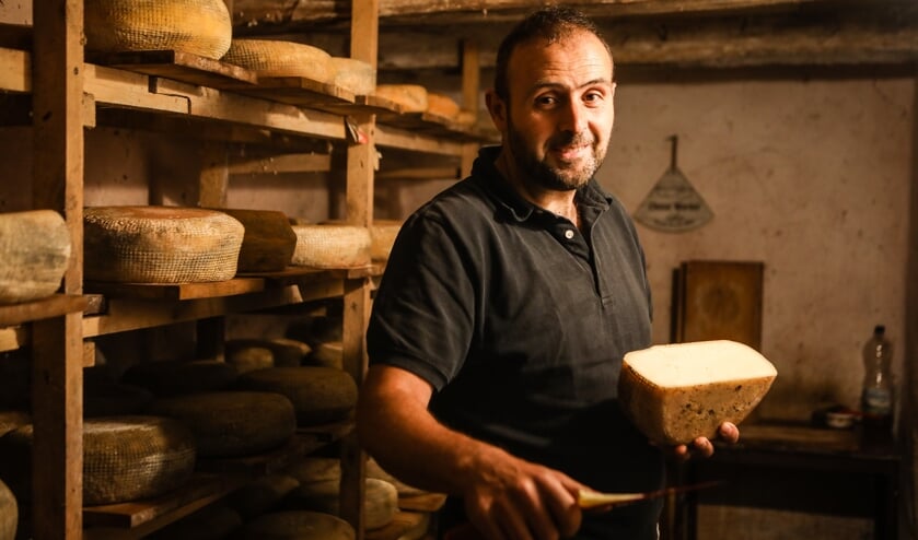 De Hongaars-gereformeerde predikant Szilard Berde koopt melk van de lokale boeren op en maakt kaas in de kelder van de pastorie. 