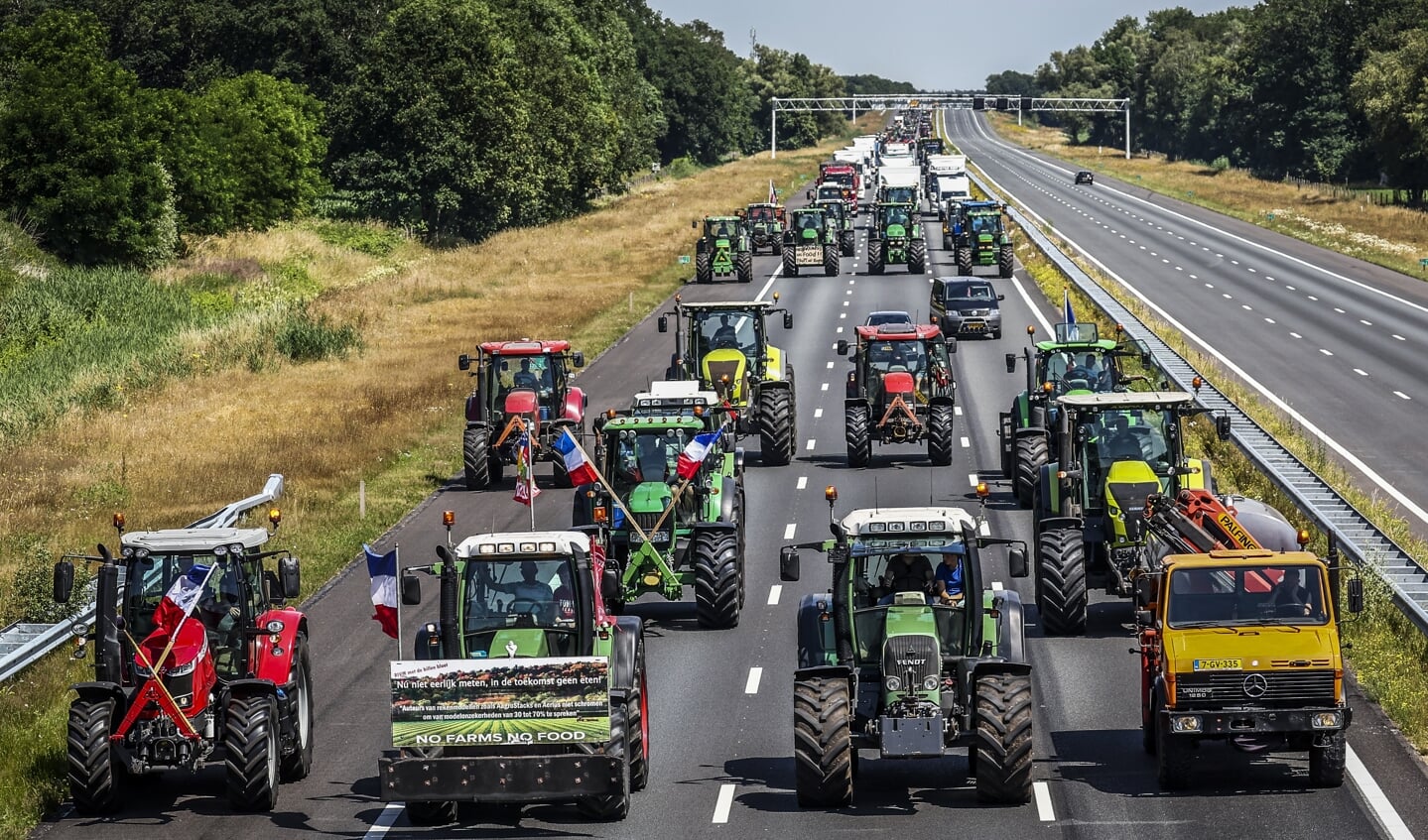 Trekkers met protesterende boeren onderweg op de A1 in de buurt van Enter. Boeren voeren actie tegen de stikstofplannen van het kabinet.