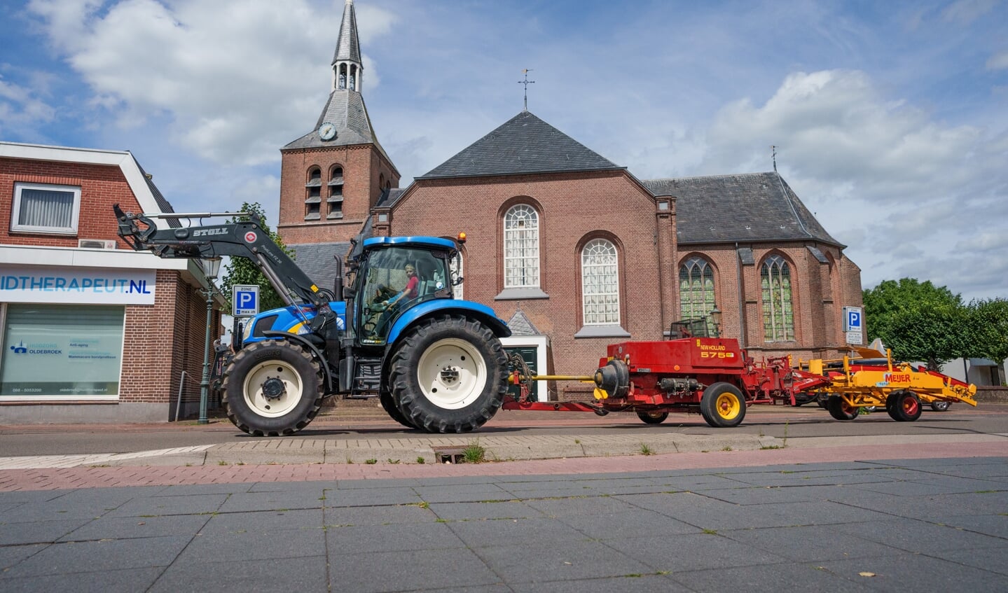 De Dorpskerk in Oldebroek, waar de burgemeester bedreigd is vanwege het weghalen van vlaggen van protesterende boeren.