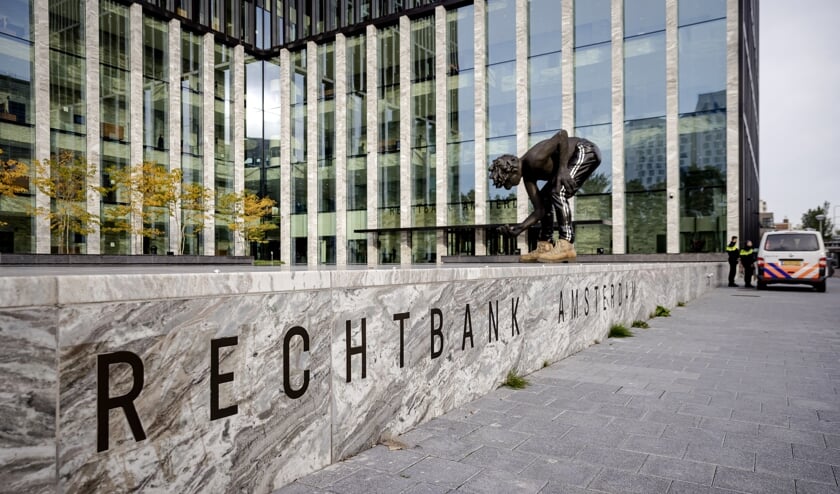 Beveiliging bij de rechtbank waar de zitting plaatsvindt in de zaak tegen de verdachten van de moord op Peter R. de Vries. (beeld anp / Robin van Lonkhuijsen)