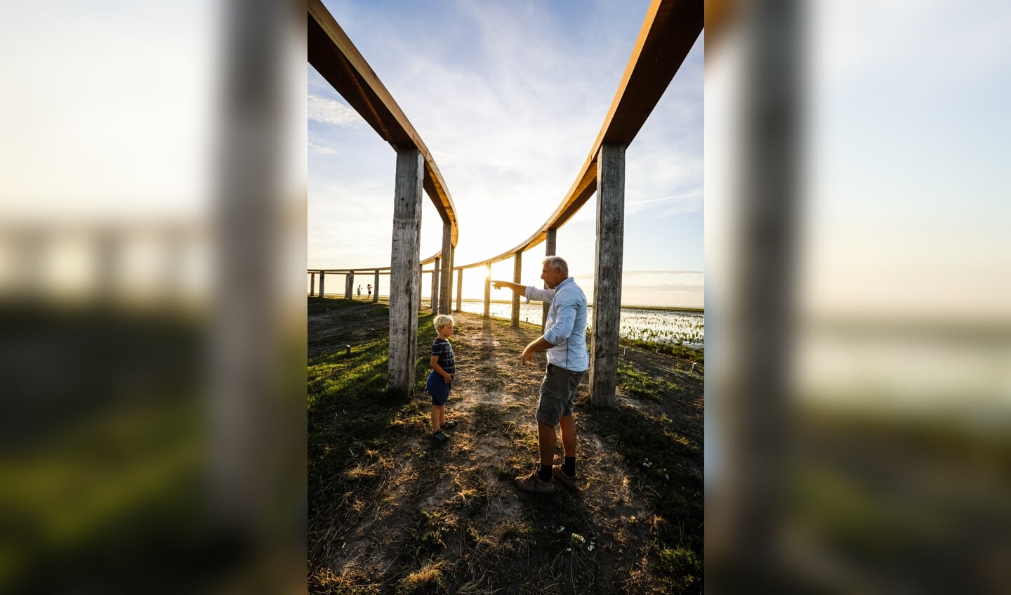 Harry Feenstra vertelt Nathan op de terp van de toekomst over de wonderlijke wereld in de kwelders.