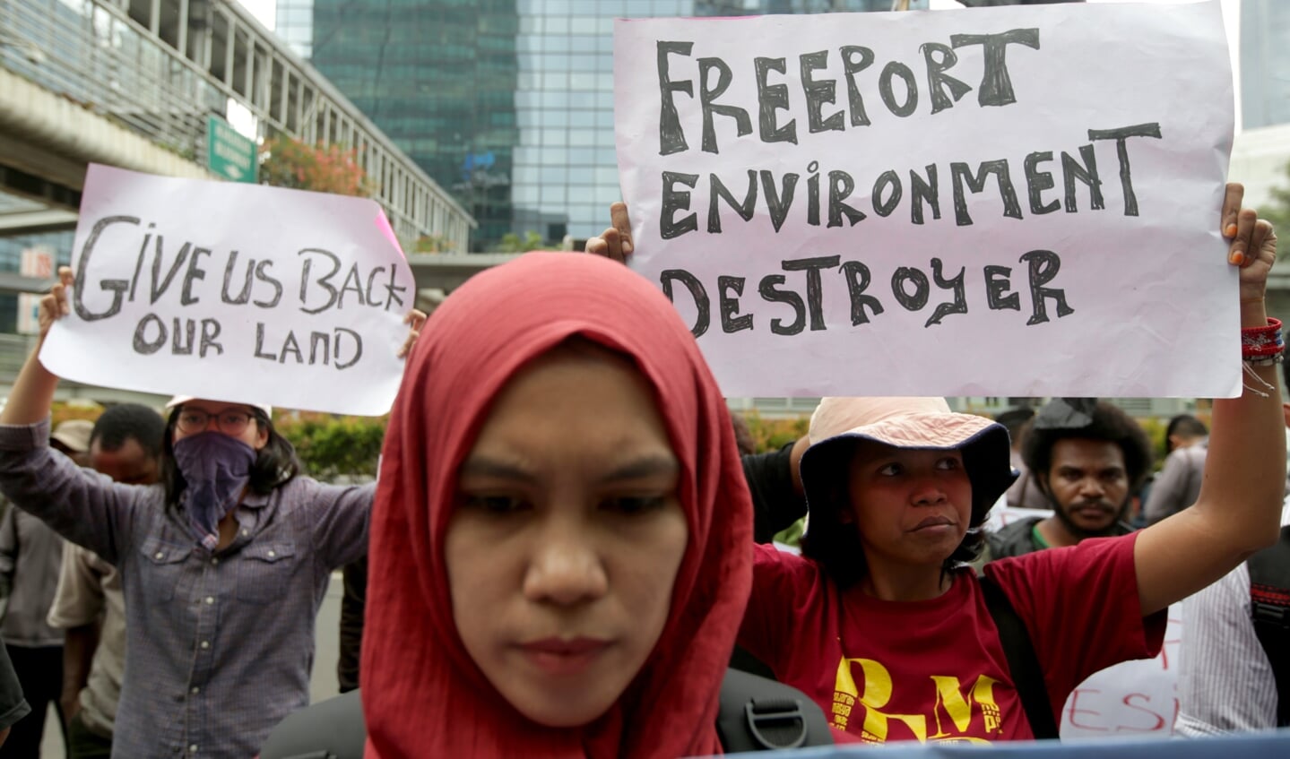 'Geef ons land terug.' Demonstranten uit West-Papua eisen zelfbeschikkingsrecht en protesteren in Jakarta, de hoofdstad van Indonesië, ook tegen de vervuiling die de koper- en goudmijn Freeport veroorzaakt.