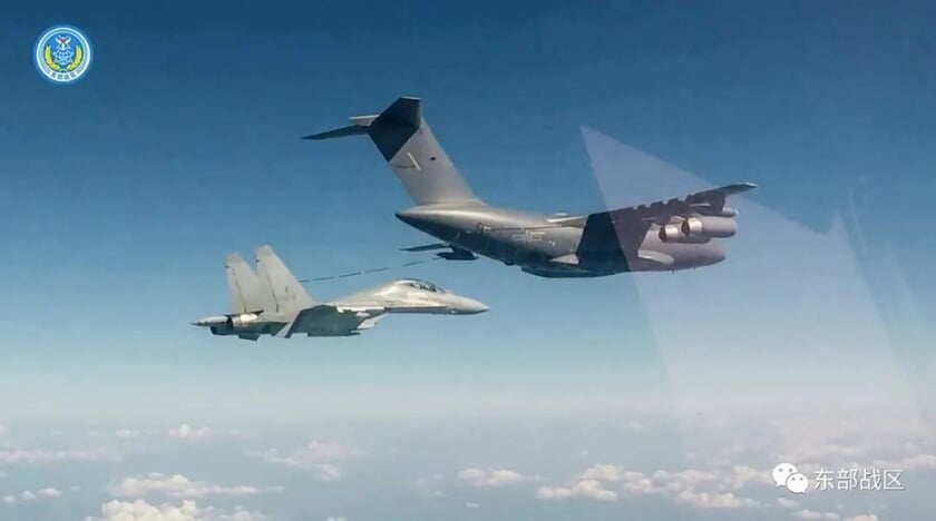 Een Chinees gevechtsvliegtuig wordt begin deze week in de lucht bijgetankt tijdens een van de oefeningen.